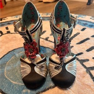 Gucci Black Satin And Sliver Leather Flower Embellished T Strap Sandals Size 38
